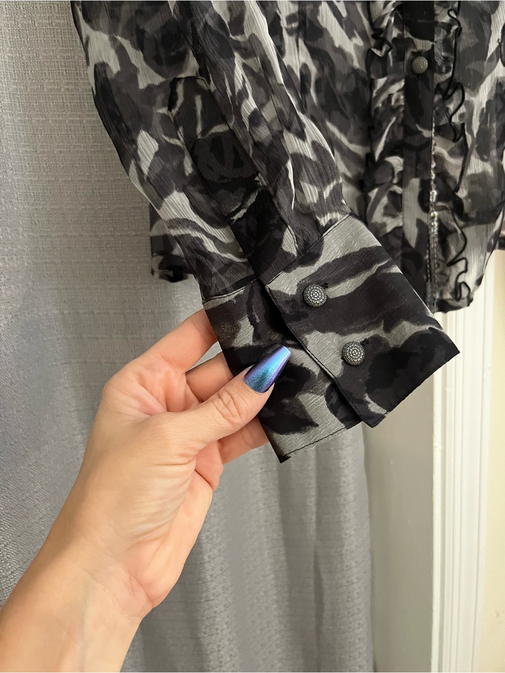 Vtg Sheer Silk Black & Grey Floral Ruffle Button-Up Shirt S/M Passport - Picture 5 of 9